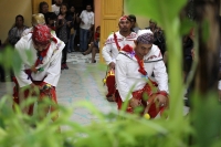 Sábado 24 de diciembre del 2016. Tuxtla Gutiérrez. Los danzantes de la comunidad indígena zoque bailan durante las celebraciones de la navidad en los altares donde se levanta el pesebre y las plantas que servirán para los rituales del año nuevo
