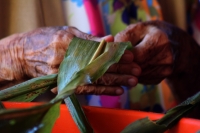 Viernes 6 de enero del 2016. Tuxtla Gutiérrez. La elaboración de los tamales de hoja de maíz, se elabora por las mujeres de la comunidad zoque mientras se lleva a cabo la Danza de los Pastores según la costumbre de la tradición zoque durante las celebraci
