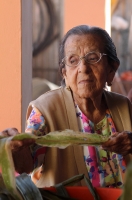 Viernes 6 de enero del 2016. Tuxtla Gutiérrez. La elaboración de los tamales de hoja de maíz, se elabora por las mujeres de la comunidad zoque mientras se lleva a cabo la Danza de los Pastores según la costumbre de la tradición zoque durante las celebraci