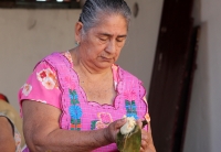 Viernes 6 de enero del 2016. Tuxtla Gutiérrez. La elaboración de los tamales de hoja de maíz, se elabora por las mujeres de la comunidad zoque mientras se lleva a cabo la Danza de los Pastores según la costumbre de la tradición zoque durante las celebraci