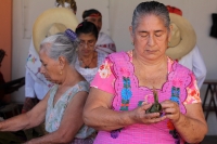 Viernes 6 de enero del 2016. Tuxtla Gutiérrez. La elaboración de los tamales de hoja de maíz, se elabora por las mujeres de la comunidad zoque mientras se lleva a cabo la Danza de los Pastores según la costumbre de la tradición zoque durante las celebraci