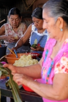 Viernes 6 de enero del 2016. Tuxtla Gutiérrez. La elaboración de los tamales de hoja de maíz, se elabora por las mujeres de la comunidad zoque mientras se lleva a cabo la Danza de los Pastores según la costumbre de la tradición zoque durante las celebraci