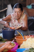 Viernes 6 de enero del 2016. Tuxtla Gutiérrez. La elaboración de los tamales de hoja de maíz, se elabora por las mujeres de la comunidad zoque mientras se lleva a cabo la Danza de los Pastores según la costumbre de la tradición zoque durante las celebraci