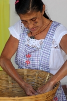 Viernes 6 de enero del 2016. Tuxtla Gutiérrez. La elaboración de los tamales de hoja de maíz, se elabora por las mujeres de la comunidad zoque mientras se lleva a cabo la Danza de los Pastores según la costumbre de la tradición zoque durante las celebraci