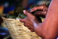 Viernes 6 de enero del 2016. Tuxtla Gutiérrez. La elaboración de los tamales de hoja de maíz, se elabora por las mujeres de la comunidad zoque mientras se lleva a cabo la Danza de los Pastores según la costumbre de la tradición zoque durante las celebraci