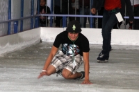 Martes25 de diciembre del 2012. Tuxtla Gutiérrez, Chiapas. Los Tuxtlecos se enfrentan a la aventura de patinar sobre hielo esta navidad en el parque central.