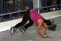 Martes25 de diciembre del 2012. Tuxtla Gutiérrez, Chiapas. Los Tuxtlecos se enfrentan a la aventura de patinar sobre hielo esta navidad en el parque central.