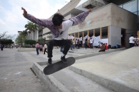 Miércoles 27 de mayo del 2015. Tuxtla Gutiérrez. Un joven estudiante practica algunos saltos en patineta en la plaza central.