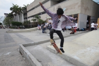 Miércoles 27 de mayo del 2015. Tuxtla Gutiérrez. Un joven estudiante practica algunos saltos en patineta en la plaza central.