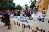 Jueves 12 de septiembre del 2013. Tuxtla Gutiérrez. Familiares y compañeros del profesor Alberto Patishtan se enteran de la sentencia en contra del líder indígena en las afueras del Tribunal Colegiado de Circuito en la capital del estado de Chiapas.