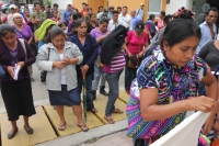 Jueves 12 de septiembre del 2013. Tuxtla Gutiérrez. Familiares y compañeros del profesor Alberto Patishtan se enteran de la sentencia en contra del líder indígena en las afueras del Tribunal Colegiado de Circuito en la capital del estado de Chiapas.