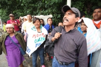 Jueves 12 de septiembre del 2013. Tuxtla Gutiérrez. Familiares y compañeros del profesor Alberto Patishtan se enteran de la sentencia en contra del líder indígena en las afueras del Tribunal Colegiado de Circuito en la capital del estado de Chiapas.