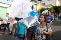 Domingo 12 de julio del 2015. Tuxtla Gutiérrez. Lo que serÃa el cierre de compaña de un candidato polÃtico en el parque Morelos-Bicentenario por la prohibición del ayuntamiento y la veda electoral se convirtió en una marcha ciudadana donde las consignas f Domingo 12 de julio del 2015. Tuxtla Gutiérrez. Lo que serÃa el cierre de compaña de un candidato polÃtico en el parque Morelos-Bicentenario por la prohibición del ayuntamiento y la veda electoral se convirtió en una marcha ciudadana donde las consignas f
