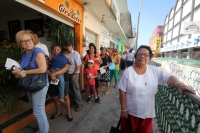 Miércoles 4 de enero del 2016. Tuxtla Gutiérrez. Largas colas para los pagos de los impuestos municipales.