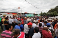 Sábado 21 de septiembre del 2013. Tuxtla Gutiérrez.  El movimiento magisterial da a conocer que amplía la manifestación realizada durante la toma de las instalaciones de Pemex durante 24 horas más.