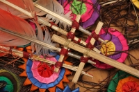 Jueves 23 de febrero del 2017. El penacho de la danza de la pluma de guacamaya. La elaboración del atuendo de los danzantes de la danza de la pluma de guacamaya o carnaval es elaborado siguiendo la ritualidad que es conservada y transmitida a las nuevas g