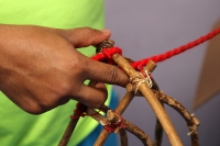 Jueves 23 de febrero del 2017. El penacho de la danza de la pluma de guacamaya. La elaboración del atuendo de los danzantes de la danza de la pluma de guacamaya o carnaval es elaborado siguiendo la ritualidad que es conservada y transmitida a las nuevas g