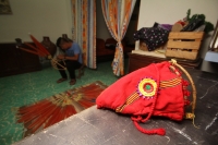 Miércoles 15 de febrero del 2017. El penacho de la danza de la pluma de guacamaya. La elaboración del atuendo de los danzantes de la danza de la pluma de guacamaya o carnaval es elaborado siguiendo la ritualidad que es conservada y transmitida a las nueva Miércoles 15 de febrero del 2017. El penacho de la danza de la pluma de guacamaya. La elaboración del atuendo de los danzantes de la danza de la pluma de guacamaya o carnaval es elaborado siguiendo la ritualidad que es conservada y transmitida a las nueva