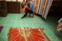 Miércoles 15 de febrero del 2017. El penacho de la danza de la pluma de guacamaya. La elaboración del atuendo de los danzantes de la danza de la pluma de guacamaya o carnaval es elaborado siguiendo la ritualidad que es conservada y transmitida a las nueva