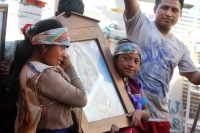 9 de diciembre del 2013. Tuxtla Gutiérrez. Peregrinos de los diferentes parajes y comunidades de San Juan Chamula recorren las iglesias y ermitas de la Virgen de Guadalupe ubicadas en el sureste de México, esto a pesar de los más de 34 grados que se regis