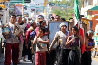 9 de diciembre del 2013. Tuxtla Gutiérrez. Peregrinos de los diferentes parajes y comunidades de San Juan Chamula recorren las iglesias y ermitas de la Virgen de Guadalupe ubicadas en el sureste de México, esto a pesar de los más de 34 grados que se regis