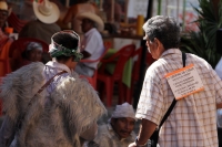9 de diciembre del 2013. Tuxtla Gutiérrez. Peregrinos de los diferentes parajes y comunidades de San Juan Chamula recorren las iglesias y ermitas de la Virgen de Guadalupe ubicadas en el sureste de México, esto a pesar de los más de 34 grados que se regis