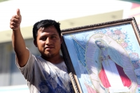 9 de diciembre del 2013. Tuxtla Gutiérrez. Peregrinos de los diferentes parajes y comunidades de San Juan Chamula recorren las iglesias y ermitas de la Virgen de Guadalupe ubicadas en el sureste de México, esto a pesar de los más de 34 grados que se regis
