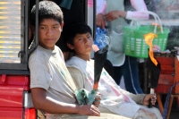 9 de diciembre del 2013. Tuxtla Gutiérrez. Peregrinos de los diferentes parajes y comunidades de San Juan Chamula recorren las iglesias y ermitas de la Virgen de Guadalupe ubicadas en el sureste de México, esto a pesar de los más de 34 grados que se regis