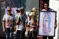 9 de diciembre del 2013. Tuxtla Gutiérrez. Peregrinos de los diferentes parajes y comunidades de San Juan Chamula recorren las iglesias y ermitas de la Virgen de Guadalupe ubicadas en el sureste de México, esto a pesar de los más de 34 grados que se regis