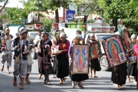 Sábado 9 de diciembre del 2017. Tuxtla Gutiérrez. Indí­genas de San Juan Chamula regresan después de visitar la Virgen de Juquila y agradecen en la iglesia de Guadalupe antes de continuar hacia las comunidades de Los Altos de Chiapas.