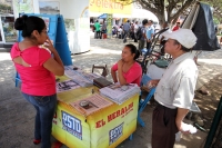 Jueves 11 de julio del 2013. Tuxtla Gutiérrez. Solo un par de publicaciones se salvaron del levantón de periódicos de esta madrugada, sin embargo, quien mantiene el habito de la lectura se dio tiempo para adquirir los excedentes directamente en las oficin