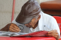 Jueves 11 de julio del 2013. Tuxtla Gutiérrez. Solo un par de publicaciones se salvaron del levantón de periódicos de esta madrugada, sin embargo, quien mantiene el habito de la lectura se dio tiempo para adquirir los excedentes directamente en las oficin