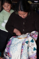Domingo 7 de febrero del 2016. San Lorenzo Zinacantan. Una familia de artesanos espera poder entregar un presente SS Francisco Domingo 7 de febrero del 2016. San Lorenzo Zinacantan. Una familia de artesanos espera poder entregar un presente SS Francisco