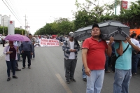 Miércoles 9 de diciembre del 2015. Tuxtla Gutiérrez. Un Policía Federal y dos elementos de la corporación estatal fueron retenidos por los sindicalistas de la Coordinadora Nacional de Trabajadores de la Educación después del enfrentamiento ocurrido entre 