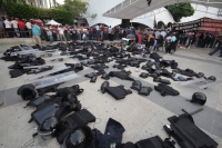 Miércoles 9 de diciembre del 2015. Tuxtla Gutiérrez. Un Policía Federal y dos elementos de la corporación estatal fueron retenidos por los sindicalistas de la Coordinadora Nacional de Trabajadores de la Educación después del enfrentamiento ocurrido entre 