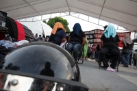 Miércoles 9 de diciembre del 2015. Tuxtla Gutiérrez. Un Policía Federal y dos elementos de la corporación estatal fueron retenidos por los sindicalistas de la Coordinadora Nacional de Trabajadores de la Educación después del enfrentamiento ocurrido entre 