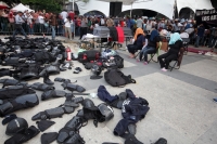 Miércoles 9 de diciembre del 2015. Tuxtla Gutiérrez. Un Policía Federal y dos elementos de la corporación estatal fueron retenidos por los sindicalistas de la Coordinadora Nacional de Trabajadores de la Educación después del enfrentamiento ocurrido entre 