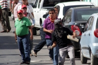 Miércoles 9 de diciembre del 2015. Tuxtla Gutiérrez. Un Policía Federal y dos elementos de la corporación estatal fueron retenidos por los sindicalistas de la Coordinadora Nacional de Trabajadores de la Educación después del enfrentamiento ocurrido entre 