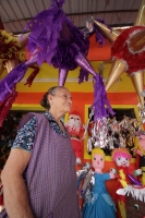 Miércoles 9 de diciembre del 2020. Tuxtla Gutiérrez. La venta de #piñatas en los populares #barrios de la capital de #Chiapas se ofrecen con normalidad aun en la contingencia del #Covid durante las #celebraciones decembrinas