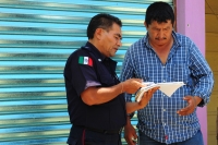 Habitantes de la Colonia Zapata ubicada en el norte oriente de Tuxtla entregan el arma que le fuera arrebatada a un policía auxiliar en días pasados.