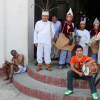 Abril del 2015. Chiapa de Corzo. Nuestro personaje aprovecha los días de calor para dormir en la iglesia de Santo Domingo y algunas mañanas para dedicarse a la observación y actividades creativas.