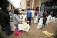 Viernes 20 de agosto. A pesar de los esfuerzos de empleados de esta plaza comercial de Tuxtla Gutiérrez, el lodo y algunas tiendas permanecen cerradas después de las intensas lluvias que desde el día martes afectan a la capital del estado de Chiapas.