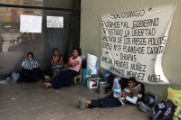 Militantes de organizaciones de Playa de Catazaja se plantan en las entradas del edificio del gobierno Chiapaneco para exigir la libertad de los presos de conciencia detenidos en el operativo de Agua azul de las semana pasada.