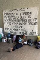 Militantes de organizaciones de Playa de Catazaja se plantan en las entradas del edificio del gobierno Chiapaneco para exigir la libertad de los presos de conciencia detenidos en el operativo de Agua azul de las semana pasada.