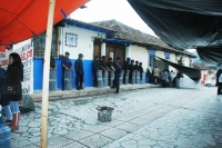 Maestros indígenas de la Zona Altos continua protestando en un plantón en la calle del centro de la ciudad de San Cristóbal de las Casas bloqueando las entradas de las oficinas del PNUD de la ONU.