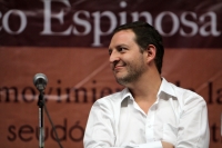 Martes 6 de diciembre del 2016. Tuxtla Gutiérrez. Federico Espinosa, poeta colombiano recibe el premio internacional de poesía Jaime Sabines 2016 con el poemario El Movimiento de la Tierra el cual es estregado esta noche en la capital del estado de Chiapa