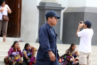 Martes 27 de diciembre. Ambulantaje sin control. Tuxtla Gutiérrez, Chiapas. A pesar de los intentos de las autoridades municipales de Tuxtla, los vendedores ambulantes invaden el atrio de la catedral de la ciudad vendiendo artículos elaborados a mano y ar