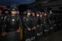 Viernes 13 de septiembre del 2013. Tuxtla Gutiérrez. Elementos de la policía sectorial de Chiapas recuperan el parque central de esta ciudad durante la entrada de la tarde. A la hora los profesores se repliegan a la avenida central.