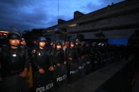 Viernes 13 de septiembre del 2013. Tuxtla Gutiérrez. Elementos de la policía sectorial de Chiapas recuperan el parque central de esta ciudad durante la entrada de la tarde. A la hora los profesores se repliegan a la avenida central.