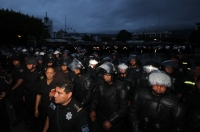 Viernes 13 de septiembre del 2013. Tuxtla Gutiérrez. Elementos de la policía sectorial de Chiapas recuperan el parque central de esta ciudad durante la entrada de la tarde. A la hora los profesores se repliegan a la avenida central.